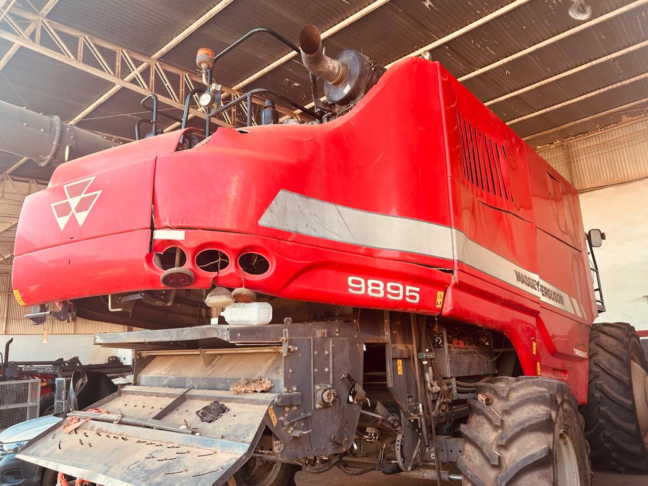 Blindagem Massey Ferguson antes do reparo