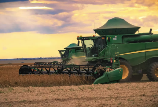 Colheitadeira no campo - Aliança Solda Plástica