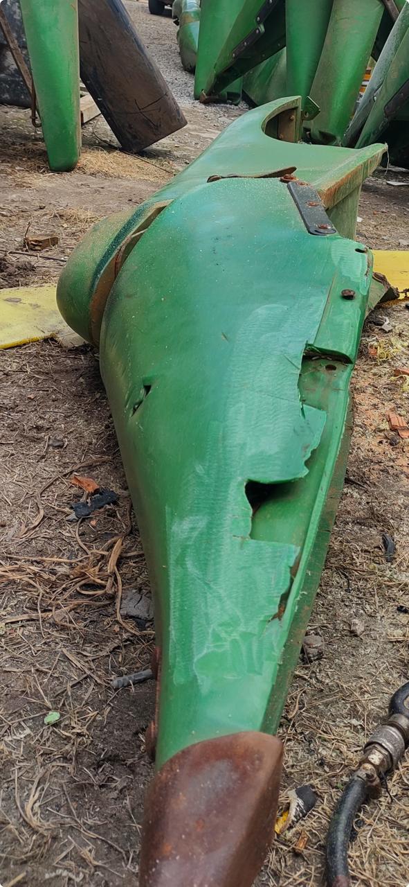 Bico de plataforma de milho antes do reparo