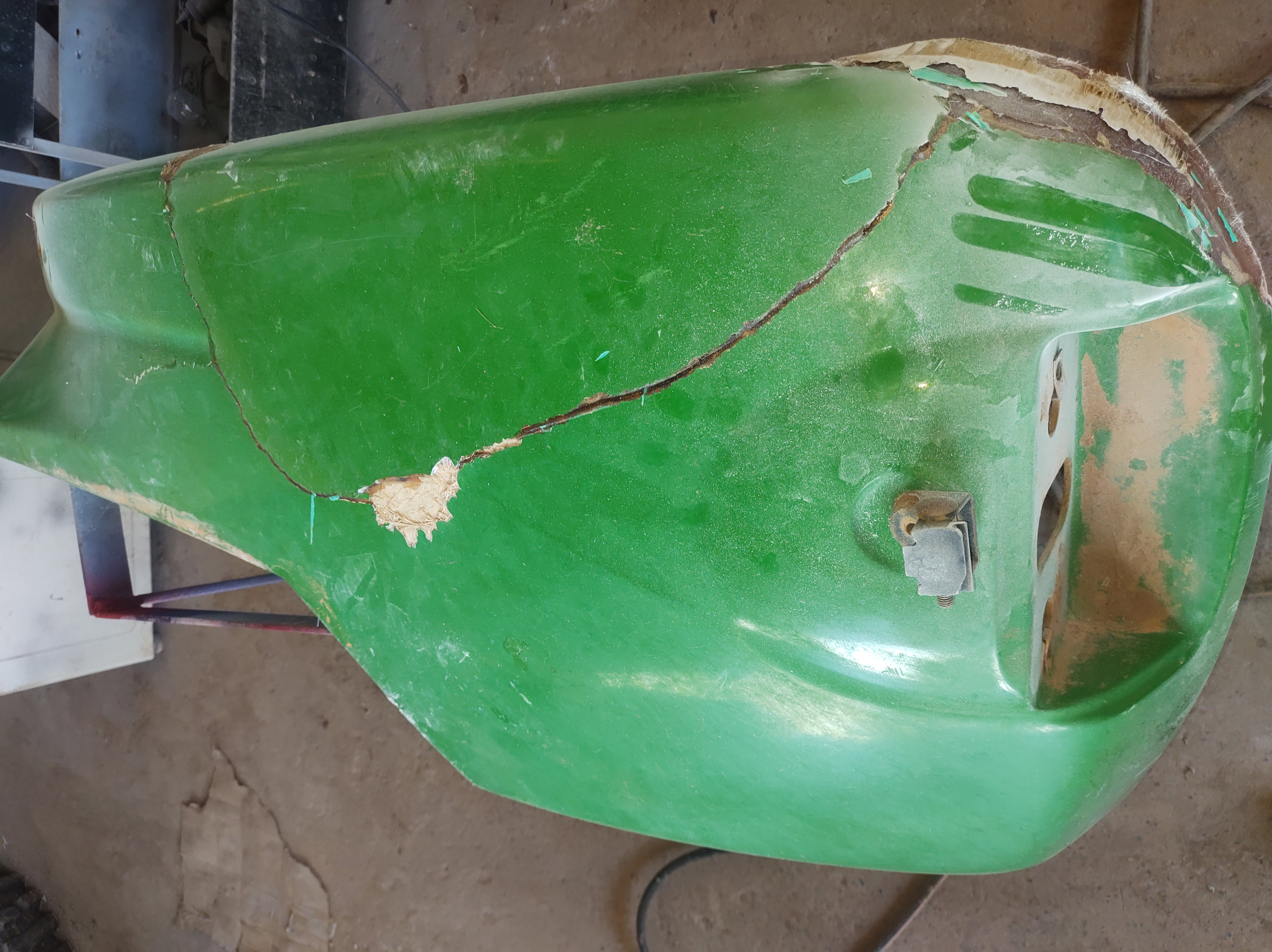 Carenagem lateral antes do reparo