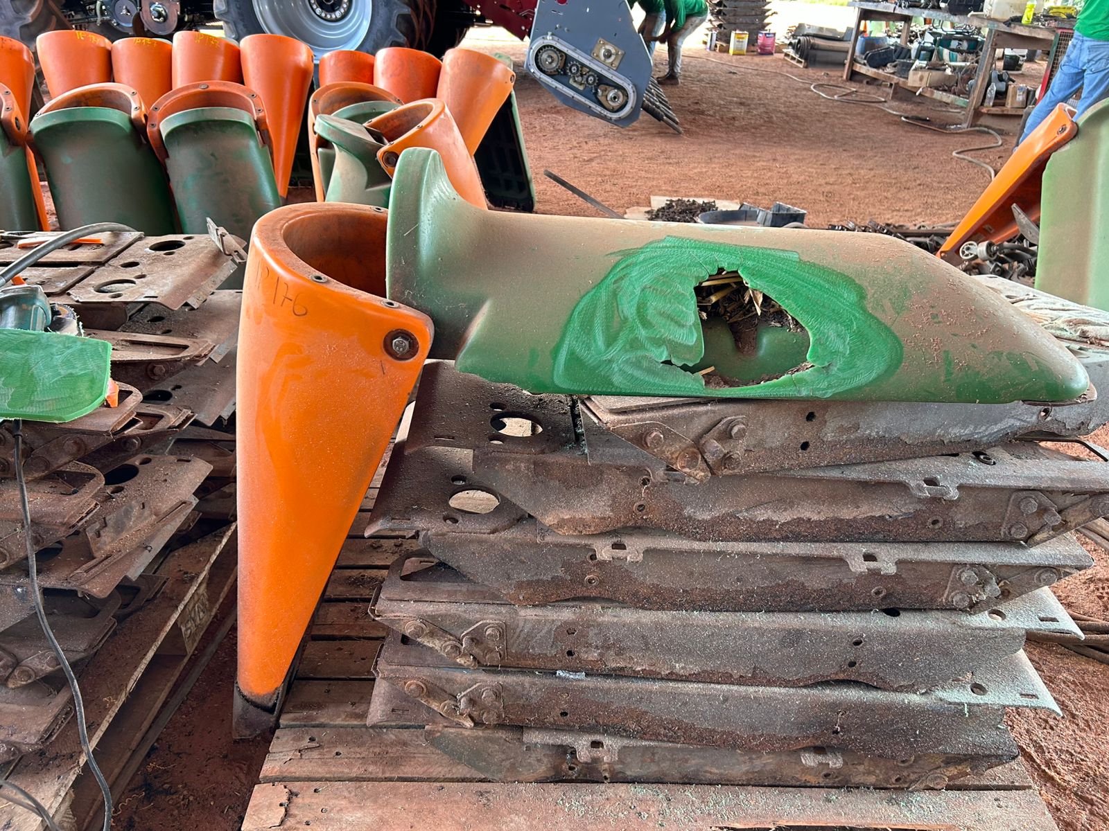 Carenagem central de plataforma de milho antes do reparo