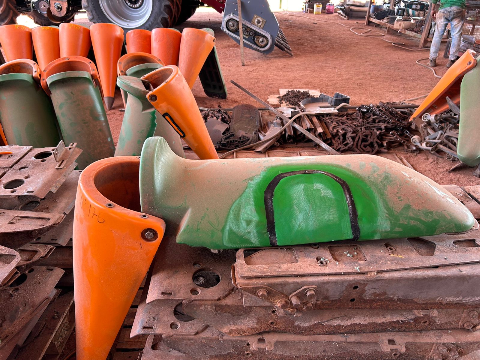 Carenagem central de plataforma de milho após reparo