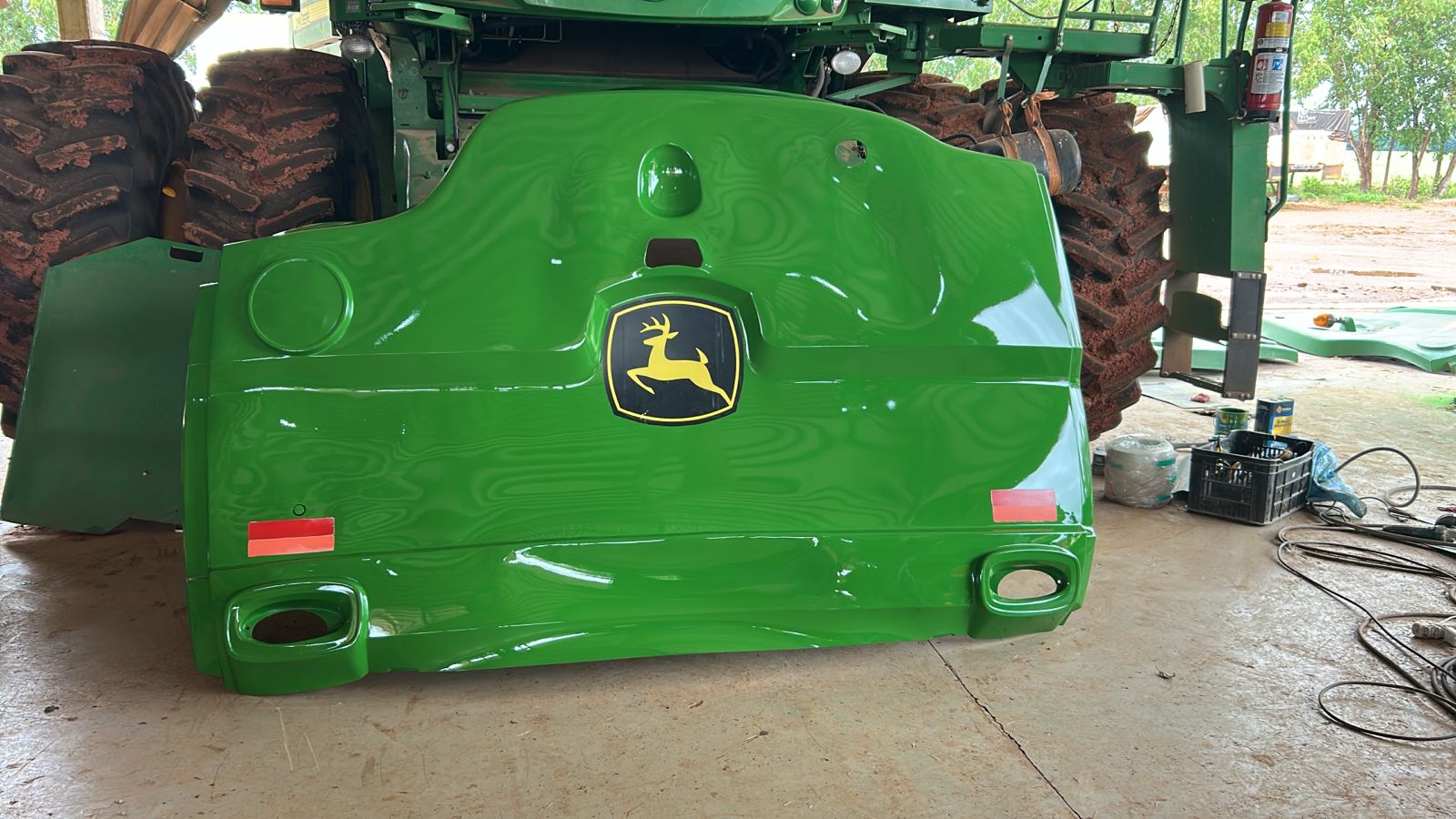 Carenagem John Deere após reparo
