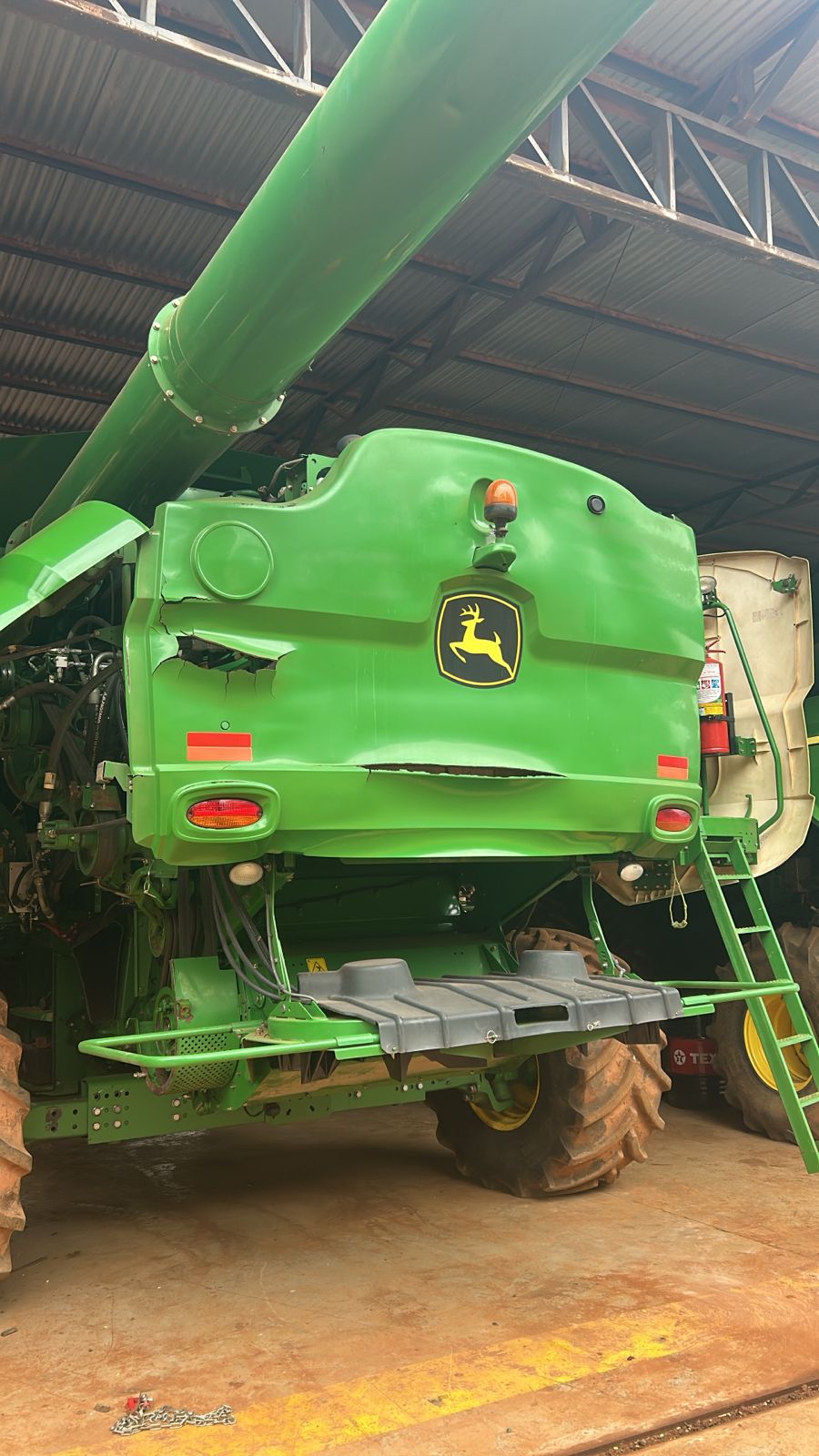 Carenagem John Deere antes do reparo