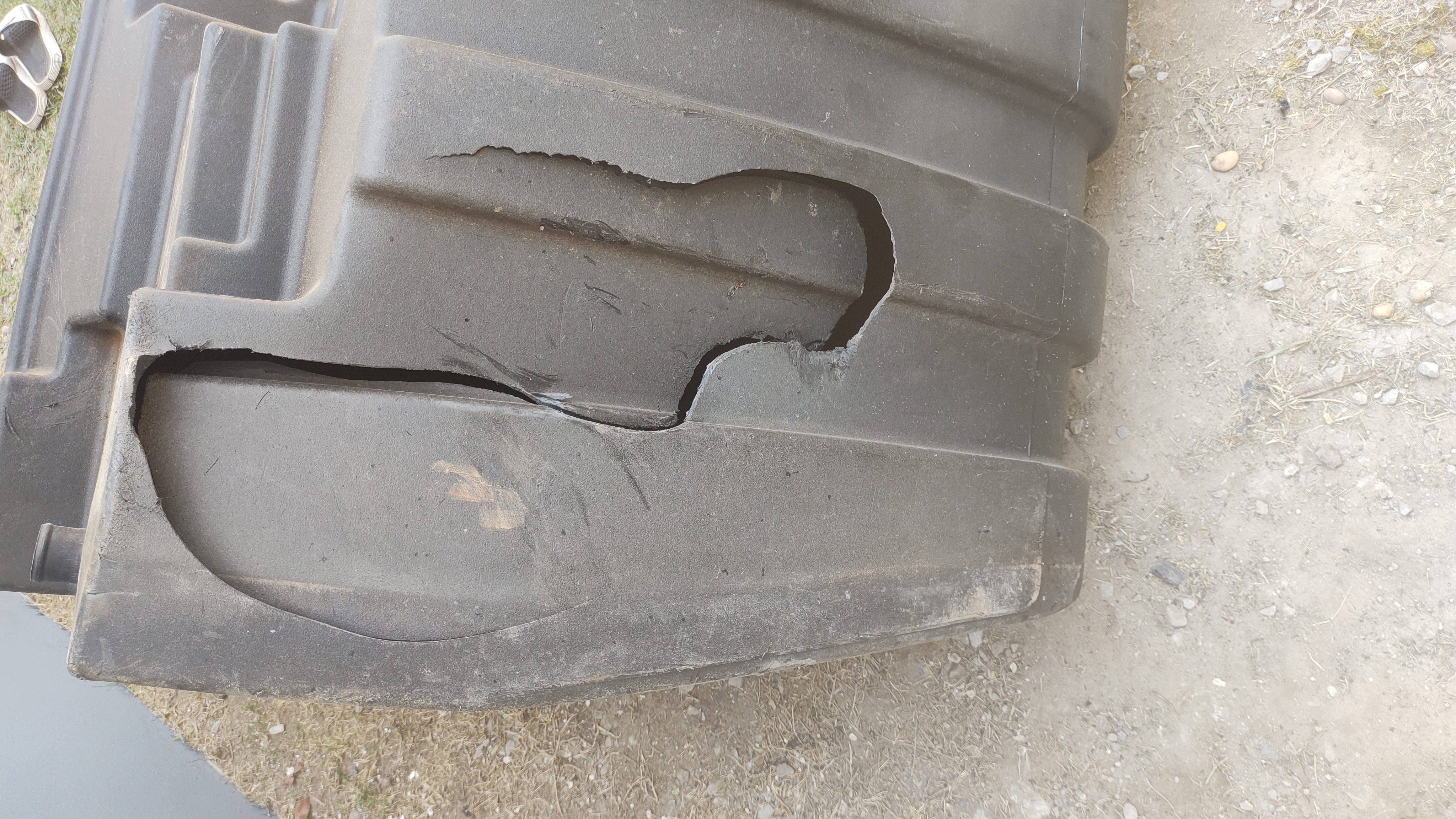 Tanque de plástico antes do reparo